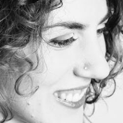 Derya Tezcan Yüce Dağ Başında Yanar Bir Işık
